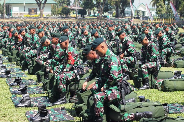 Ratusan personil TNI dari Yonif Raider 300/Brajawijaya saat mengecek peralatan dalam apel pemeriksaan di lapang batalion jelang pemberangkatan ke wilayah Papua untuk melakukan operasi pamtas RI-PNG 