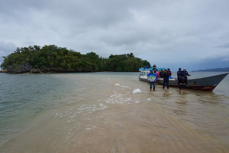 Pasir Belabuh di Distrik Kokas, Kabupaten Fakfak, Papua Barat, Sabtu (25/8/2018).