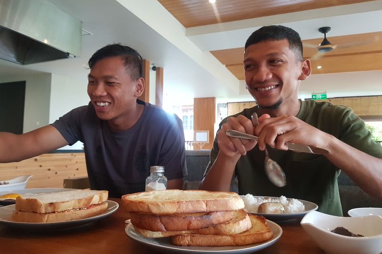 Pemain Bhayangkara FC TM Ichsan sedang makan saat mengisi libur Hari Raya Nyepi di hotel, Kamis (3/3/2022) siang,