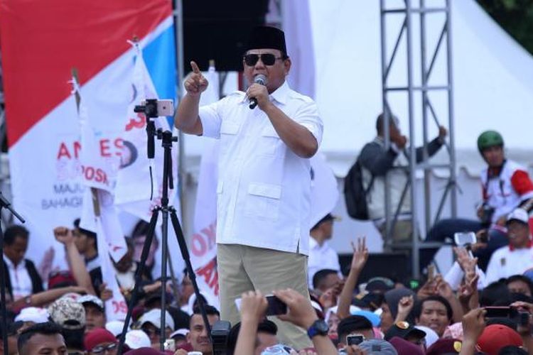 Ketua Umum Partai Gerindra Prabowo Subianto saat berorasi di kampanye akbar calon gubernur dan wakil gubernur DKI Jakarta Anies Baswedan-Sandiaga Uno, di Lapangan Banteng, Jakarta, Minggu (5/2/2017). Acara ini merupakan bentuk dukungan dari para simpatisan untuk pasangan calon gubernur dan wakil gubernur DKI Jakarta nomor urut 3 tersebut.