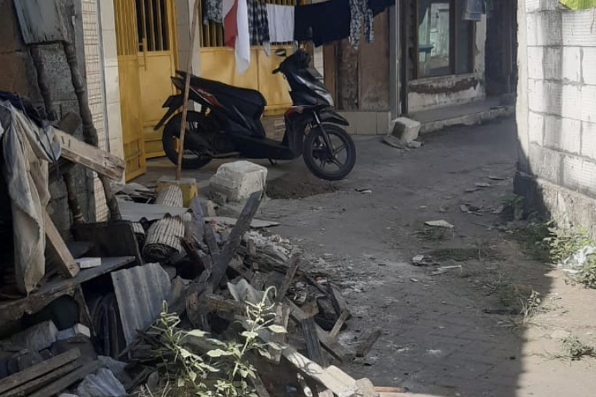 Depan rumah Wiwik yang diblokade menggunakan batu dan sepeda motor