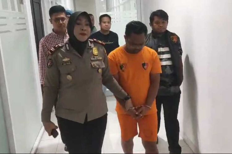 Yusuf Sulaeman, pria pemeras pejabat dinas pendidikan (Disdik) Pemerintah Kabupaten Bogor, Jawa Barat, dibawa polisi saat konferensi pers di Mapolres Bogor, Cibinong, Kabupaten Bogor, Jawa Barat, Jumat (26/7/2024).