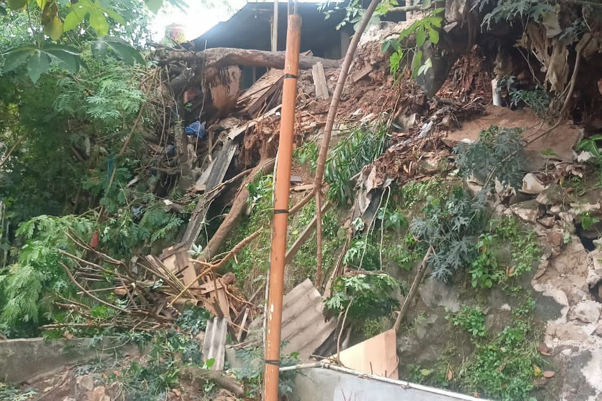 Turap setinggi lima meter dan selebar 15 meter di Jalan Citra Prima, Muncul, Setu, Tangerang Selatan, longsor pada Senin (31/10/2022).