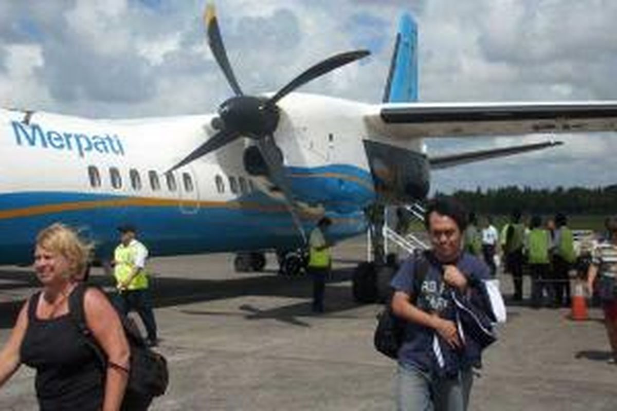 Ilustrasi: Wisatawan turun dari pesawat Merpati di Bandara Ngurah Rai, Bali.