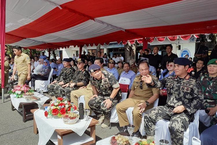 Menteri KKP Edhy Prabowo saat mengunjungi Pelabuhan di Bitung Tengah, Manado, Sulawesi Utara, Senin (17/2/2020).