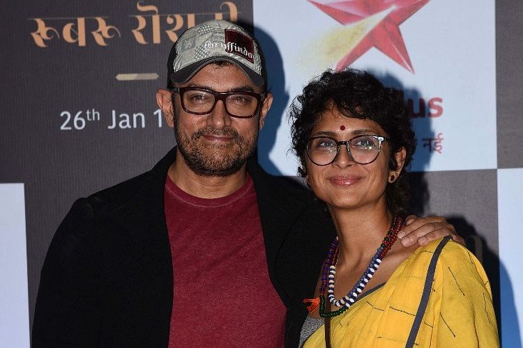Dalam foto yang diambil pada 21 Januari 2019, pasangan aktor Aamir Khan (kiri) dan istri, sutradara dan produser Kiran Rao, menghadiri pemutaran programterbaru Star Plus, Rubaru Roshni, di Mumbai. 