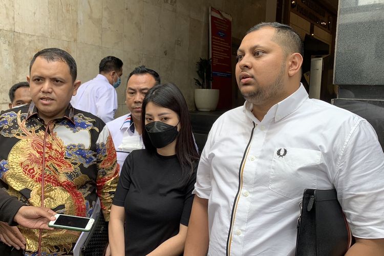 Selebgram Aska Ongi (tengah) bersama kuasa hukumnya saat ditemui di Polda Metro Jaya, Senin (17/1/2022).