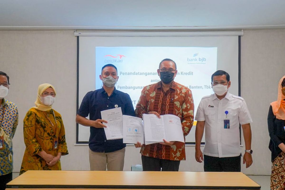 Direktur Operasional Berdikari Muhammad Hasyim, Direktur Keuangan dan SDM Berdikari Yeliandriani, Kepala Divisi Korporasi dan Komersial  Bank BJB Dicky Syahbandinata, Direktur Utama Berdikari Harry Warganegara, Direktur Utama RNI Arief Prasetyo Adi, Notaris Yualita Widyadhari