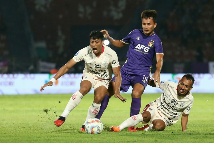 Bek Persik Kediri, Al Hamra Hehanusa (tengah), berebut bola dengan dua pemain Bali United, Made Andhika dan Irfan Jaya, dalam laga pekan ke-24 Liga 1 2023-2024 yang digelar di Stadion Brawijaya, Kediri, pada Senin (5/2/2024).