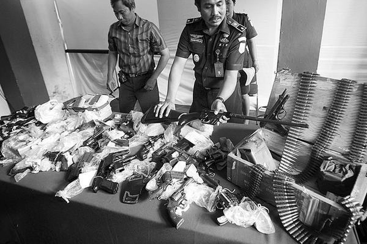 Kejaksaan Negeri Jakarta Selatan menggelar barang bukti berupa puluhan senjata api dan memusnahkan ratusan kilogram ganja serta ribuan pil ekstasi di halaman Kejaksaan Negeri Jakarta Selatan, Selasa (18/8). Barang bukti tersebut adalah bukti perkara sejak tahun 2000.