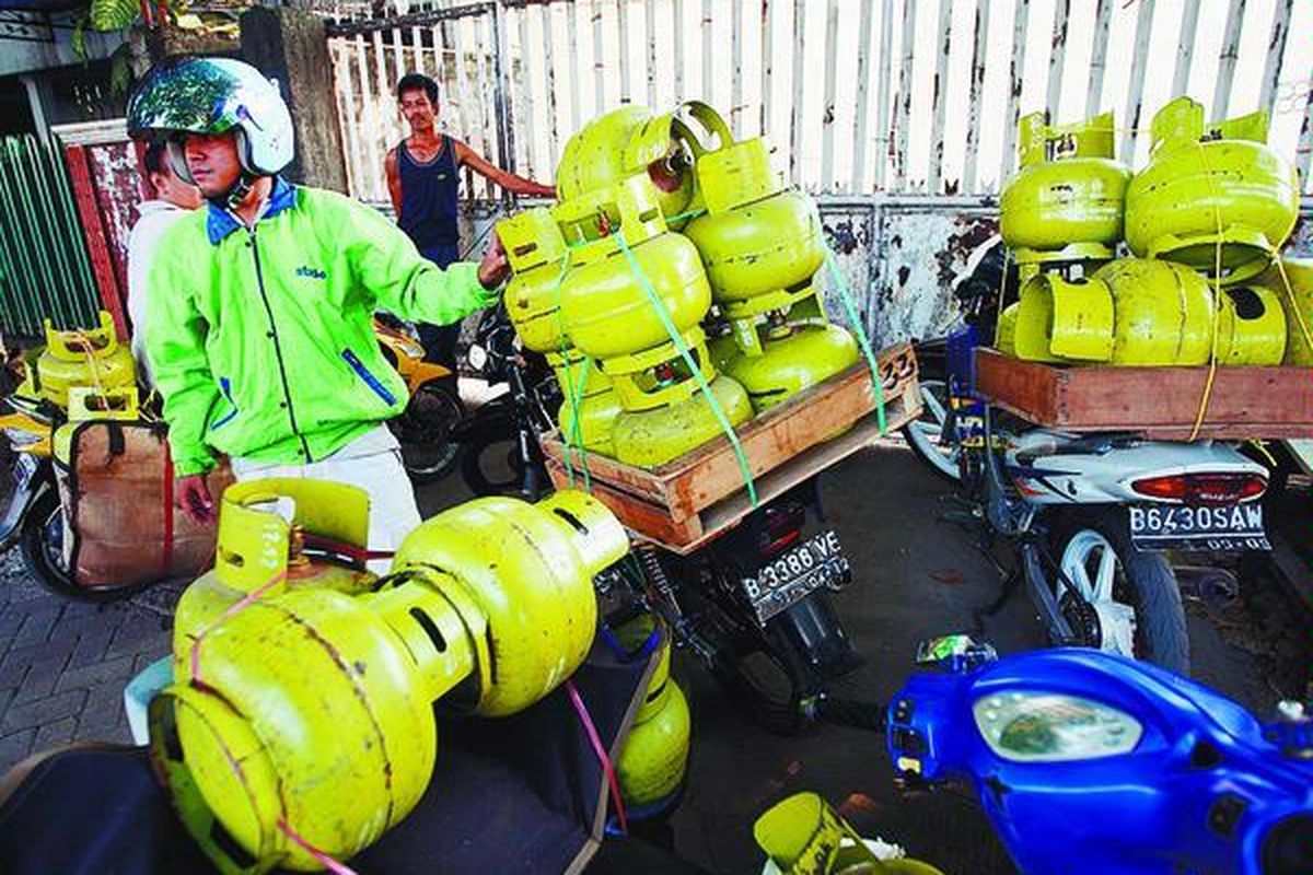 Pedagang tabung elpiji ukuran 3 kilogram menunggu datangnya pasokan elpiji di salah satu agen di Jalan Raya Kebayoran Lama, Jakarta Selatan, Selasa (27/5).  