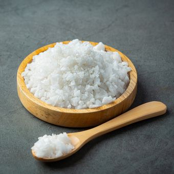 Ilustrasi garam kasar atau garam krosok. 