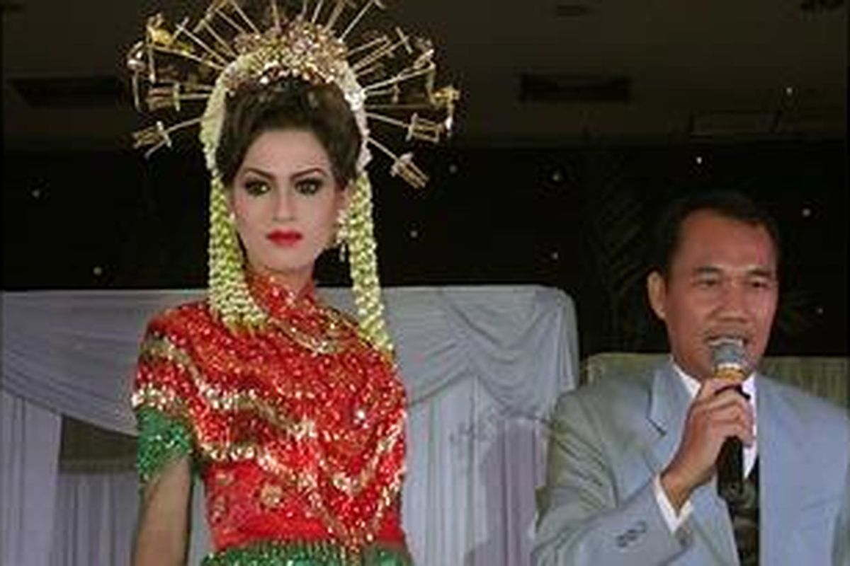 Tata rias dan busana pengantin Betawi modifikasi kreasi penata rias pengantin berpengalaman 20 tahun Muhammad Rais.