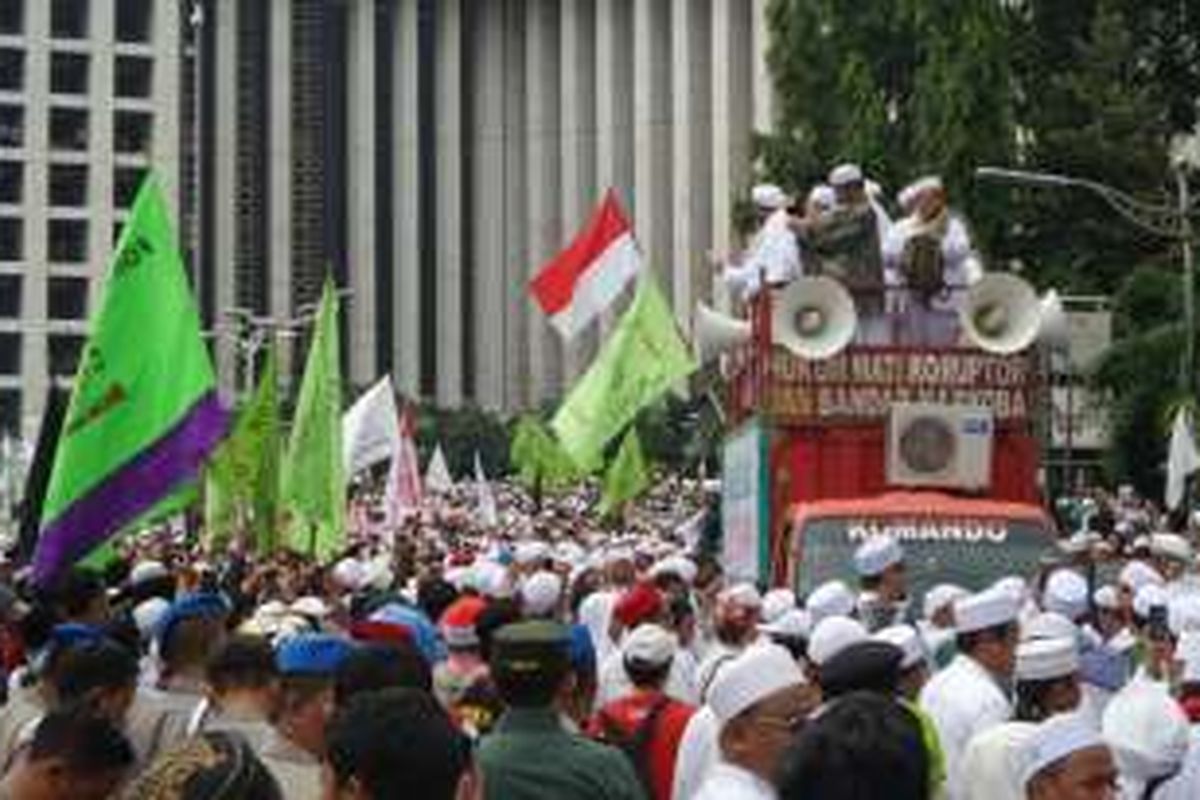 Massa ormas keagamaan berkumpul di halaman Masjid Istiqlal usai sholat Jumat, (14/10/2016). Mereka memprotes dan menuntut Gubernur DKI Jakarta Basuki Tjahaja Purnama atas tuduhan penistaan agama.