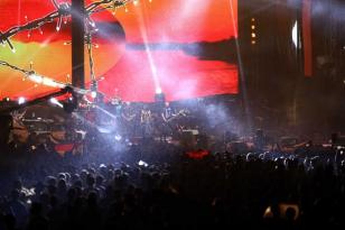 Slank, yang beranggota Kaka, Bimbim, Ivanka, Abdee, dan Ridho, tampil pada Konser 30 Tahun Slank Nggak Ada Matinya di Stadion Utama Gelora Bung Karno (SUGBK), Senayan, Jakarta Pusat, Jumat (13/12/2013) malam.