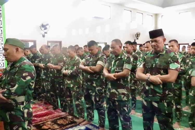 Prajurit di Lampung Gelar Salat Gaib untuk 3 TNI Gugur di Lebanon