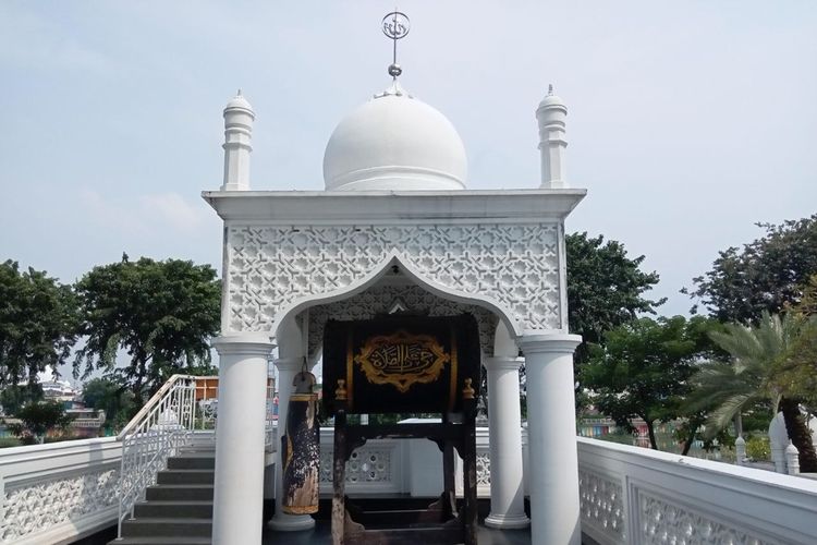 Bedug di luar masjid Ramlie Musofa.