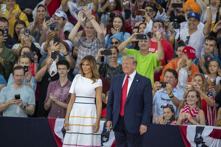 Presiden Amerika Serikat Donald Trump dan Ibu Negara Melania berada di panggung pada perayaan Hari Kemerdekaan 4 Juli di Washington.