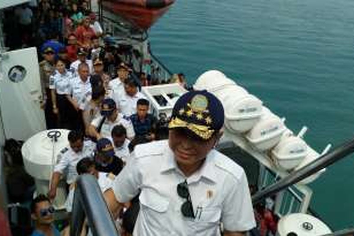 Menteri Perhubungan Ignasius Jonan sat meninjau arus mudik di Pelabuhan Merak Banten, Minggu (3/7/2016).