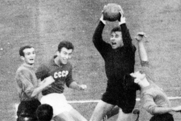Kiper tim nasional Uni Soviet Lev Yashin beraksi dalam ajang European Nations Cup kontra Italia di Roma, 11 November 1963. Sebelumnya, Lev Yashin sempat melalui momen unik kala tampil pada perempat final Piala Dunia 1962 kontra tuan rumah Chile. Dia justru dipeluk pemain lawan setelah kebobolan.