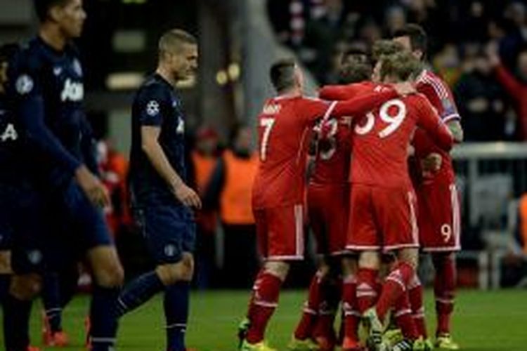 Para pemain Bayern Muenchen saat merayakan gol Thomas Mueller ke gawang Manchester United pada leg kedua perempat final Liga Champions di Stadion Allianz Arena, Rabu atau Kamis (10/4/2014) dini hari WIB.