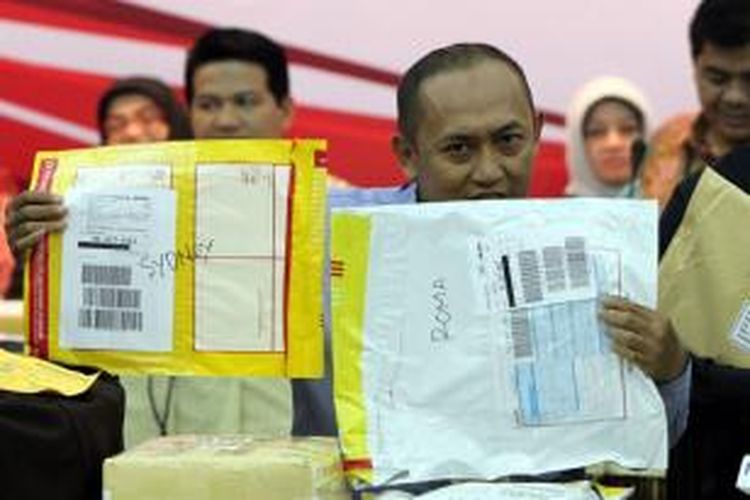 Petugas menunjukkan sertifikat model D1 yang merupakan hasil penghitungan suara di TPSLN (tempat pemungutan suara luar negeri) saat rekapitulasi, di kantor Komisi Pemilihan Umum (KPU), Jakarta Pusat, Kamis (17/7/2014). KPU memulai rekapitulasi suara pilpres dari 130 perwakilan di 96 negara dengan jumlah pemilih di TPS 410.975 pemilih, pos 929.067 pemilih, dropbox 698.669 pemilih.