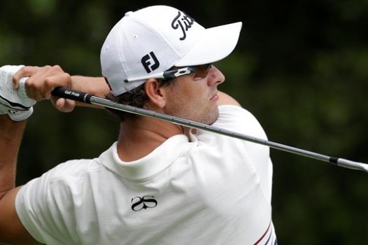 Pegolf Australia, Adam Scott, melihat hasil pukulan tee-nya di hole ke-12 pada putaran pertama PGA Championship, di Oak Hill Country Club, Kamis (8/8/2013).