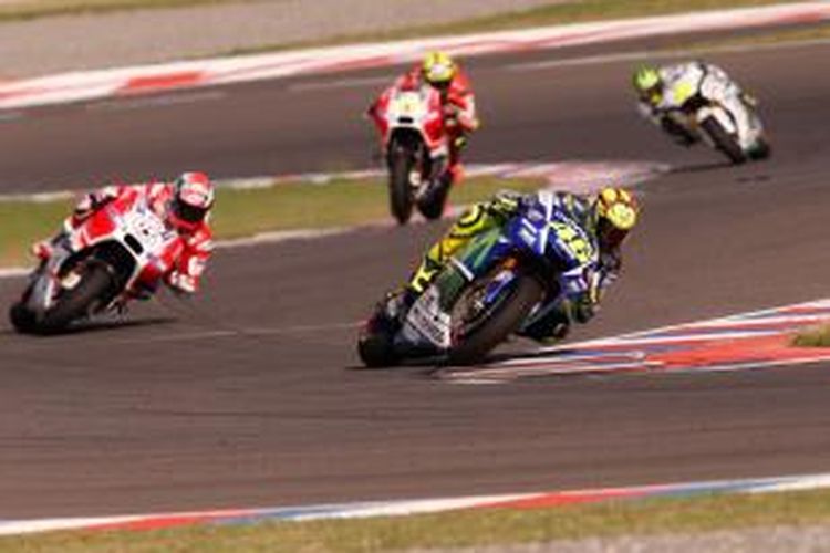 Pebalap Ducati asal Italia, Andrea Dovizioso (kiri), mengekor di belakang pebalap Movistar Yamaha asal Italia, Valentino Rossi, pada balapan GP Argentina di Sirkuit Termas de Rio Hondo, Minggu (19/4/2015).