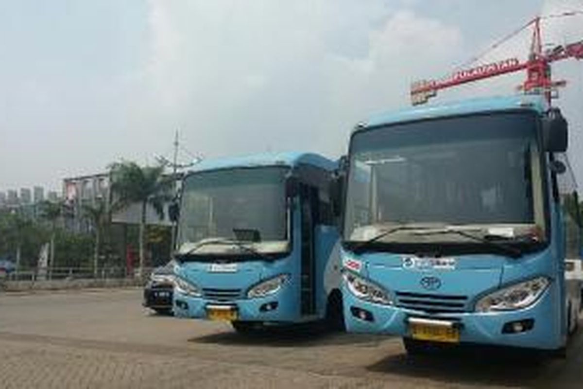 Sejumlah Bus Kota Terintegrasi Bus Transjakarta (BKTB) yang terparkir di Halte Fresh Market Pantai Indah Kapuk, Jakarta pada Senin (4/1/2016) 