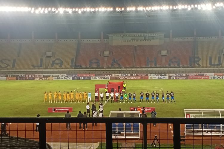 Persib Bandung mesti bertanding di Stadion Si Jalak Harupat saat melakoni laga kontra Bhayangkara FC, pada Selasa (21/6/2022) malam. Kendati menang dengan skor 1-0 pertandingan tersebut terasa berbeda, lantaran harus dilangsungkan tanpa kehadiran penonton
