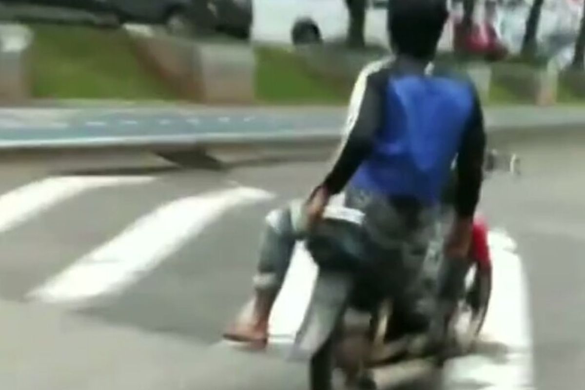 Video viral di media sosial memperlihatkan aksi pria naik motor dengan duduk bersila dan lepas tangan. Aksi berbahaya pria itu dilakukan di jalan kawasan Bintaro, Pondok Aren, Tangerang Selatan.