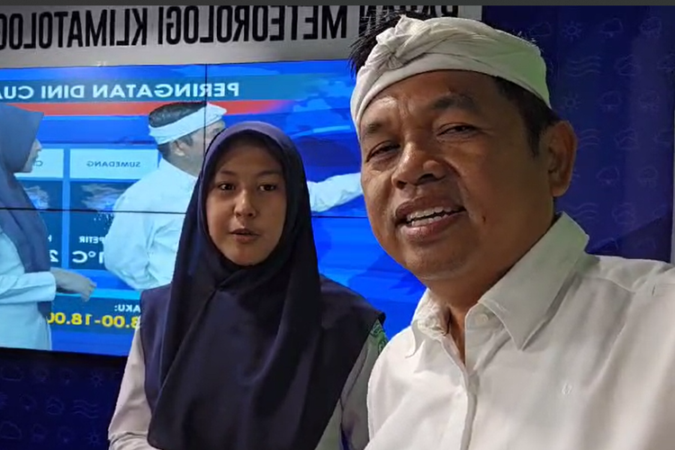 Gubernur Jawa Barat Dedi Mulyadi mencandai Uu, forcaster BMKG saat meninjau perkembangan hasil modifikasi cuaca, Rabu (12/3/2025).