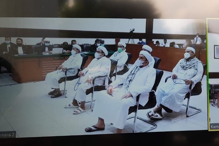 Rizieq Shihab and his fellow defendants hear judges from the East Jakarta State Court pronounce their verdict against them on Thursday (27/5/2021).