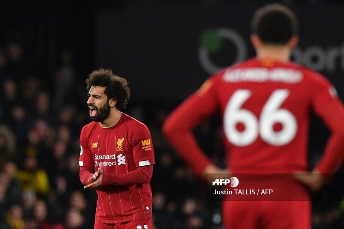 Mohamed Salah menyemangati rekan-rekannya dalam laga Watford vs Liverpool pada pekan ke-28 Liga Inggris.