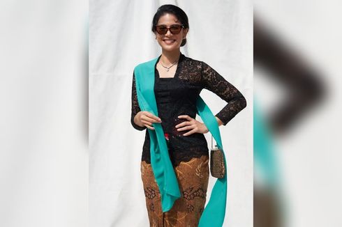 Dian Sastro Ajak Para Wanita Pakai Kebaya, Ada Apa?