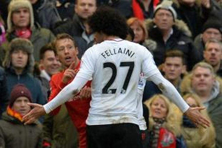 Lucas Leiva dan Marouane Fellaiini terlibat friksi saat Liverpool menjamu Manchester United di Anfield, Minggu (17/1/2016).