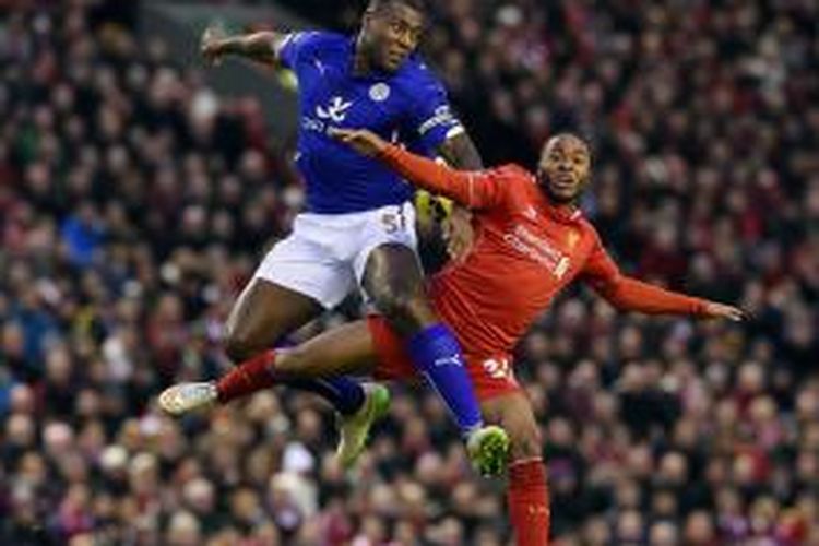 Bek Leicester City, Wes Morgan, saat berebut bola dengan pemain Liverpool, Raheem Sterling, pada lanjutan Premier League di Stadion Anfield, Kamis (1/1/2015). 