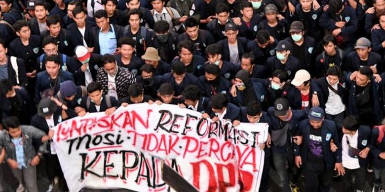 Mahasiswa dari sejumlah elemen mahasiswa se-Jabodetabek berunjuk rasa di depan kompleks Parlemen, Senayan, Jakarta, Senin (23/9).