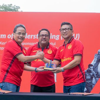 Kolaborasi Bank Jakarta dan Persija sasar komunitas Jakmania lewat layanan keuangan.