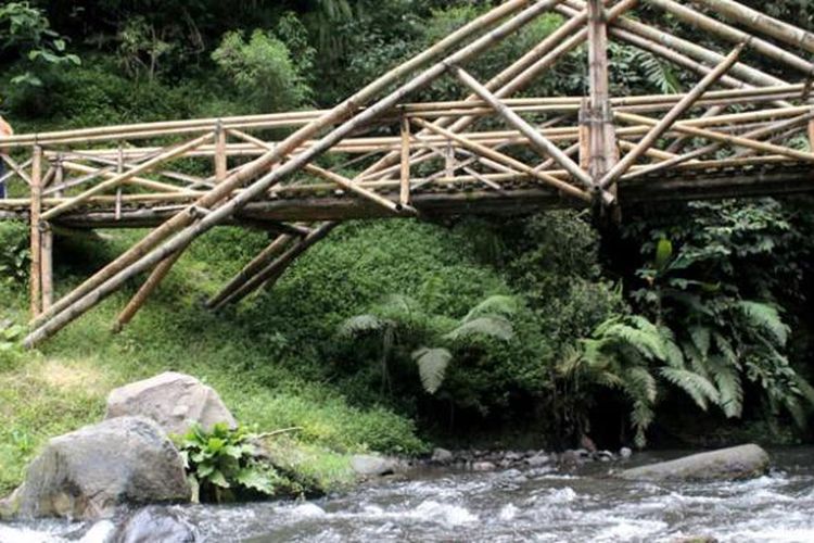 Pengunjung melintasi jembatan kayu di kawasan wisata Coban Pelangi, Kecamatan Poncokusumo, Kabupaten Malang, Jawa Timur, Senin (19/9/2016). Kabupaten Malang memiliki banyak air terjun atau coban, yang menjadi salah satu andalan sektor wisata di sana selain pantai.