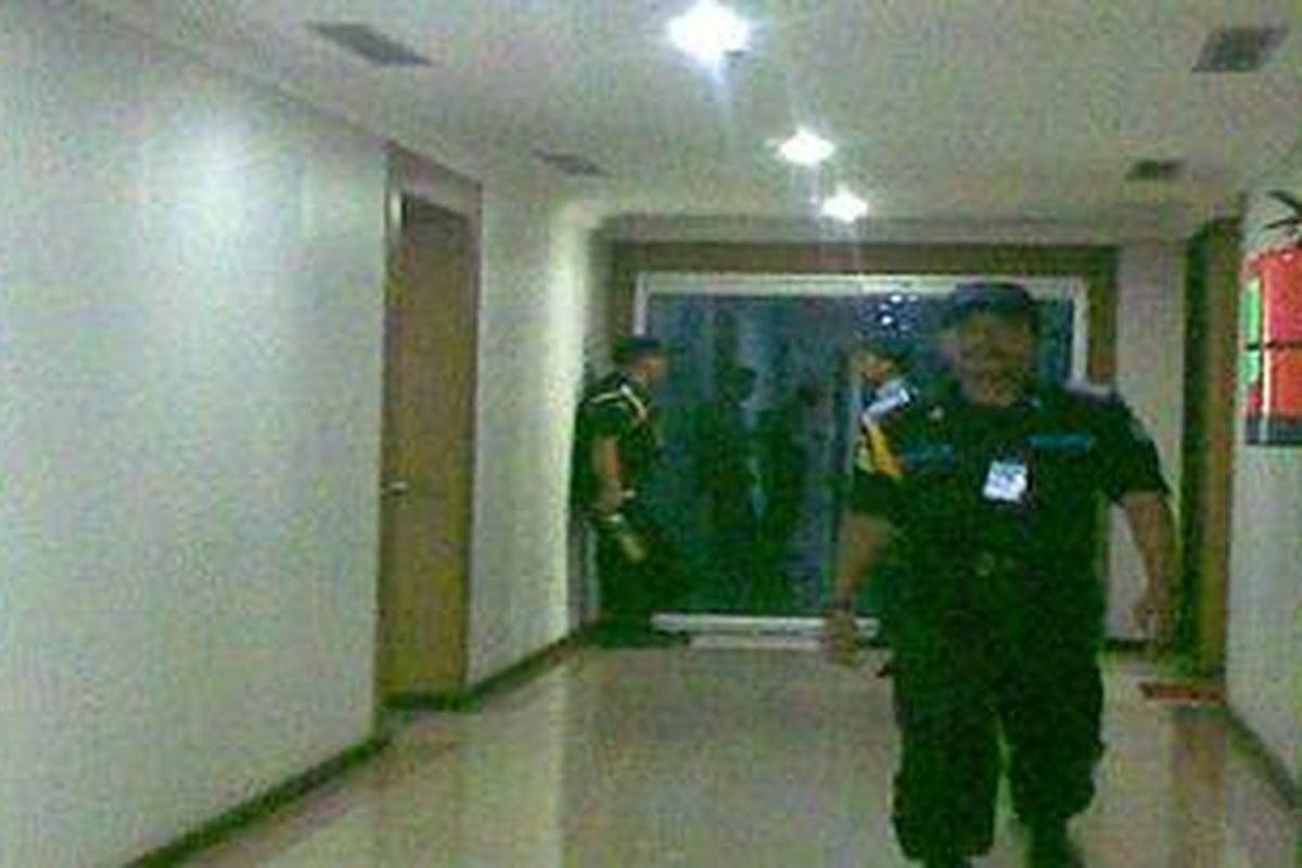 Petugas pengamanan dalam DPR RI melarang siapapun masuk ke dalam area ruangan staf arsip dan ekspedisi di lantai empat Gedung Nusantara DPR RI, Jumat (18/3/2011). Di ruangan ini, terdapat paket yang dicurigai karena ditemukan tanpa alamat.