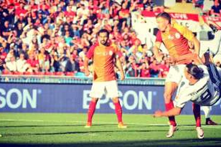 Striker baru Manchester United, Zlatan Ibrahimovic, melakukan tendangan gunting untuk membobol gawang Galatasaray pada pertandingan uji coba di Swedia, Sabtu (30/7/2016).