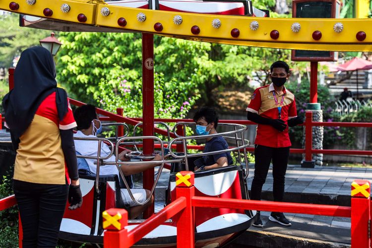 Pengunjung mencoba wahana permainan saat berwisata di Dufan di Ancol Taman Impian, Jakarta Utara, Sabtu (20/6/2020). Pemerintah Provinsi DKI Jakarta membuka empat objek wisata di wilayah Ibu Kota pada fase pertama Pembatasan Sosial Berskala Besar (PSBB) transisi mulai Sabtu ini.