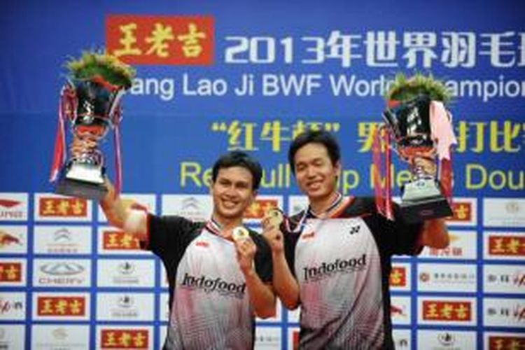Ganda putra Indonesia, Mohammad Ahsan (kiri) dan Hendra Setiawan, menjadi juara dunia usai bertanding mengalahkan pasangan Denmark dalam final World Badminton Championships di Guangzhou, China, 11 Agustus 2013.