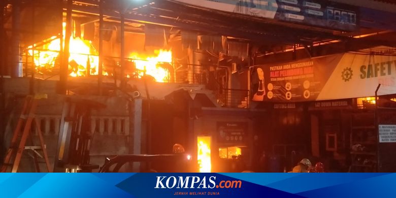 Jejak Lelah Petugas Damkar Usai Api Padam di Pabrik Serpong Utara