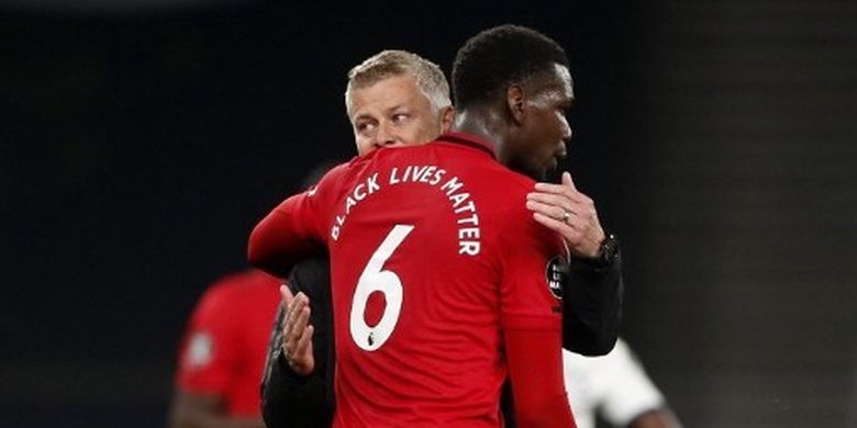 Paul Pogba berpelukan dengan Ole Gunnar Solskjaer usai laga Tottenham Hotspur vs Manchester United pada lanjutan pekan ke-30 Liga Inggris di Tottenham Hotspur Stadium, Sabtu (20/6/2020). 