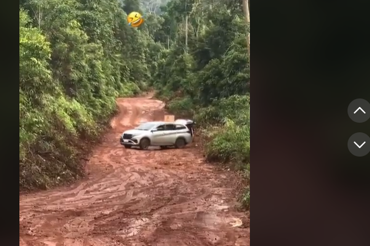 Mobil nekat lewat jalan berlumpur dan berakhir putar balik