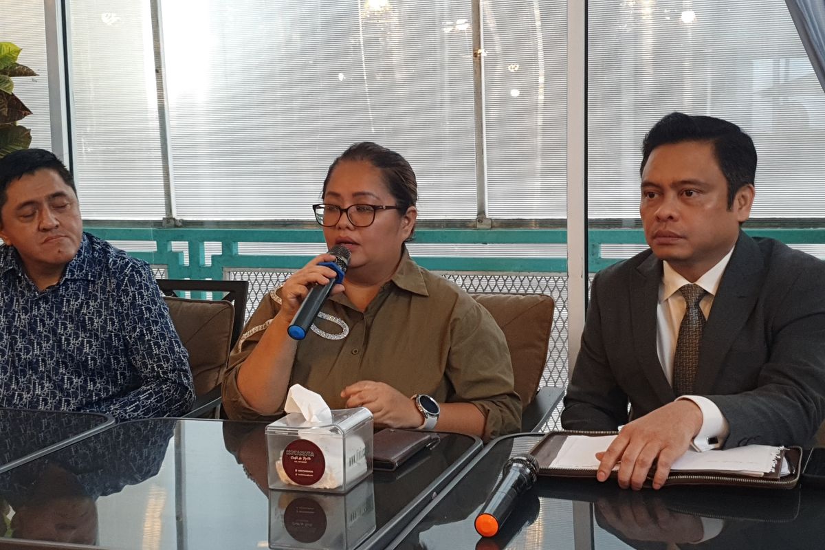 Camelia Neneng Susanty Sinurat saat menggelar konferensi pers di sebuah kafe di Jalan Setia Budi, Kota Medan pada Senin (14/10/2024). 