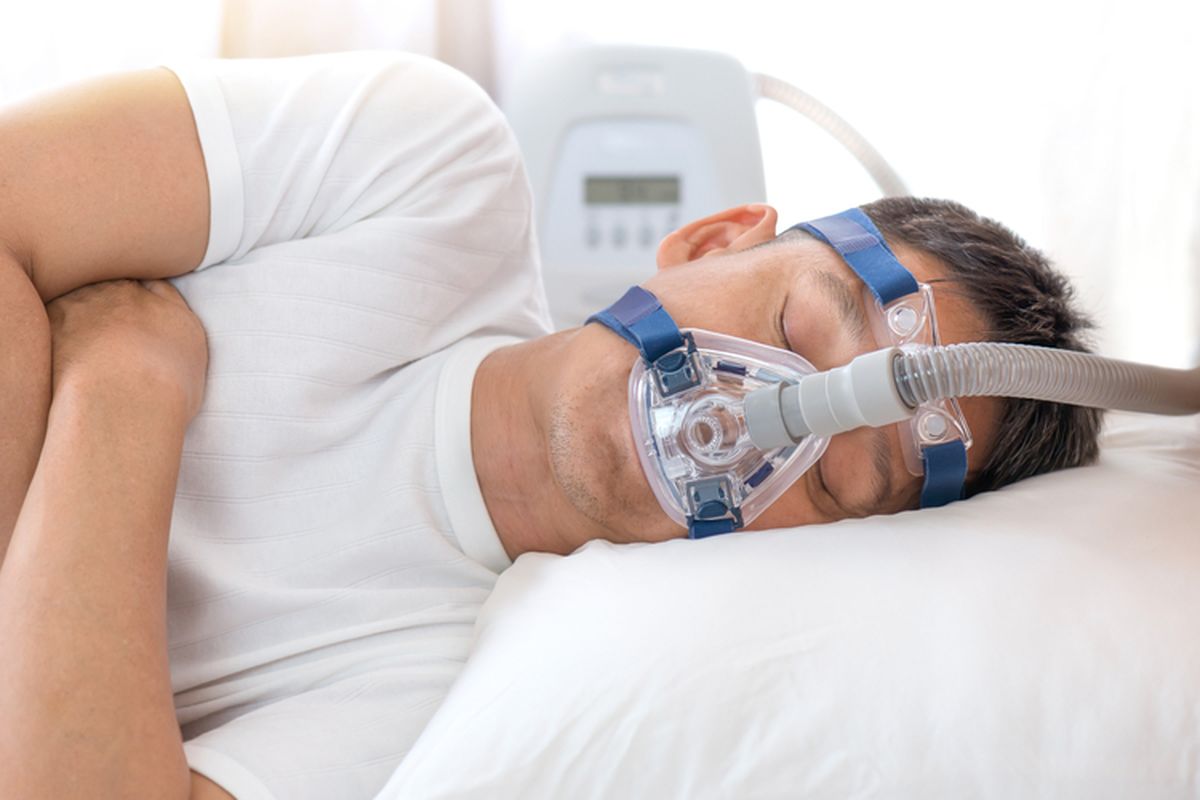 Ilustrasi terapi mendengkur menggunakan CPAP.
