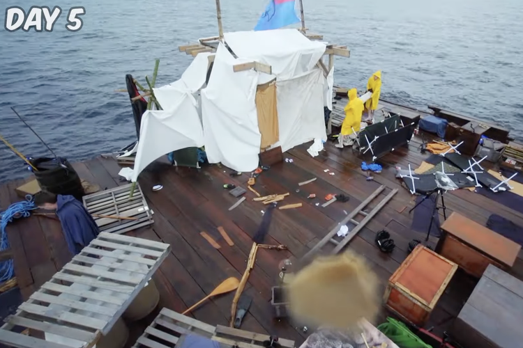 Situasi dan kondisi perahu MrBeast yang sudah terdampar di laut pada hari kelima